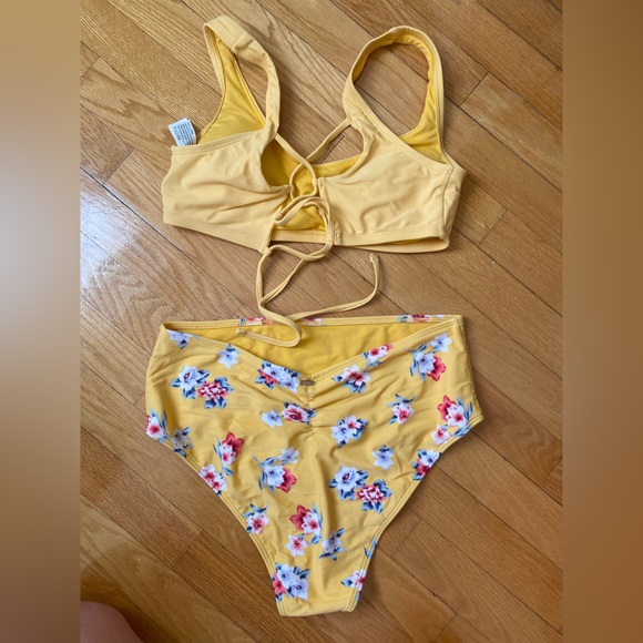 Hollister Swim suit - Picture 2 of 4